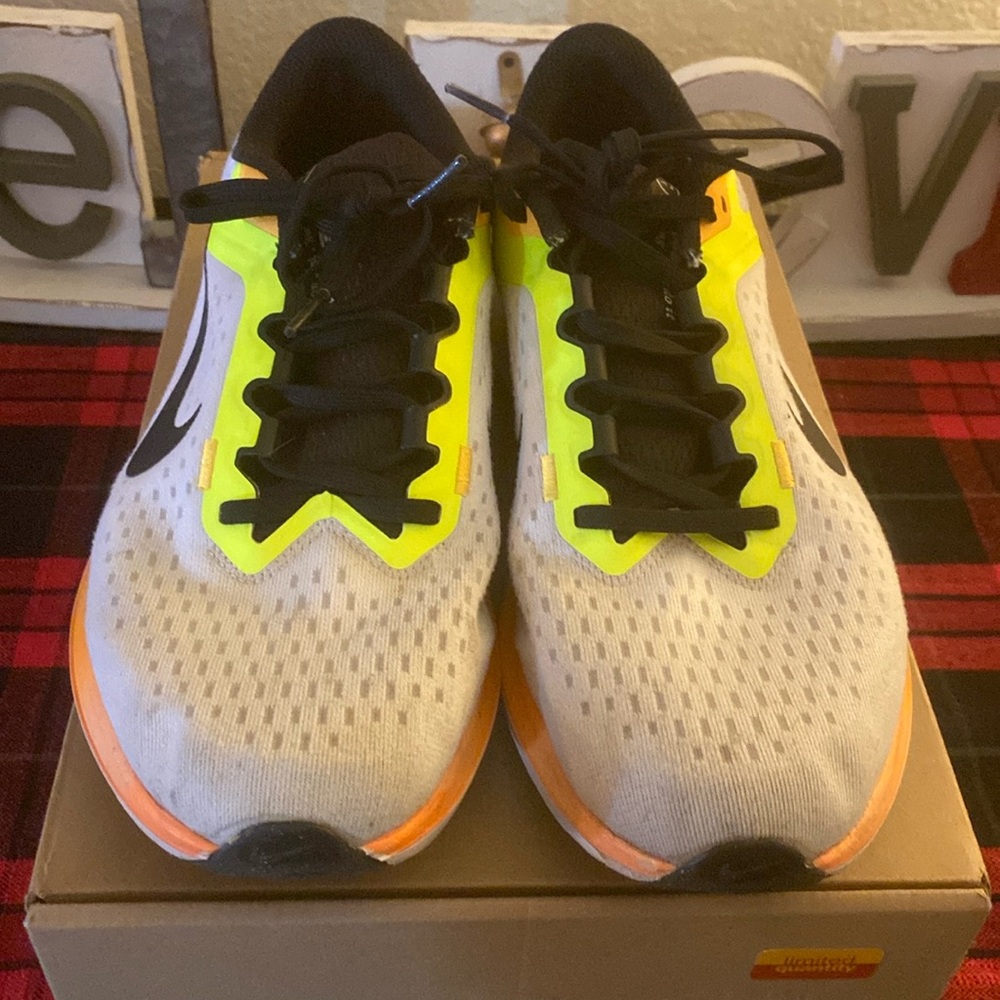 Men Nike Shoes 
Size 8